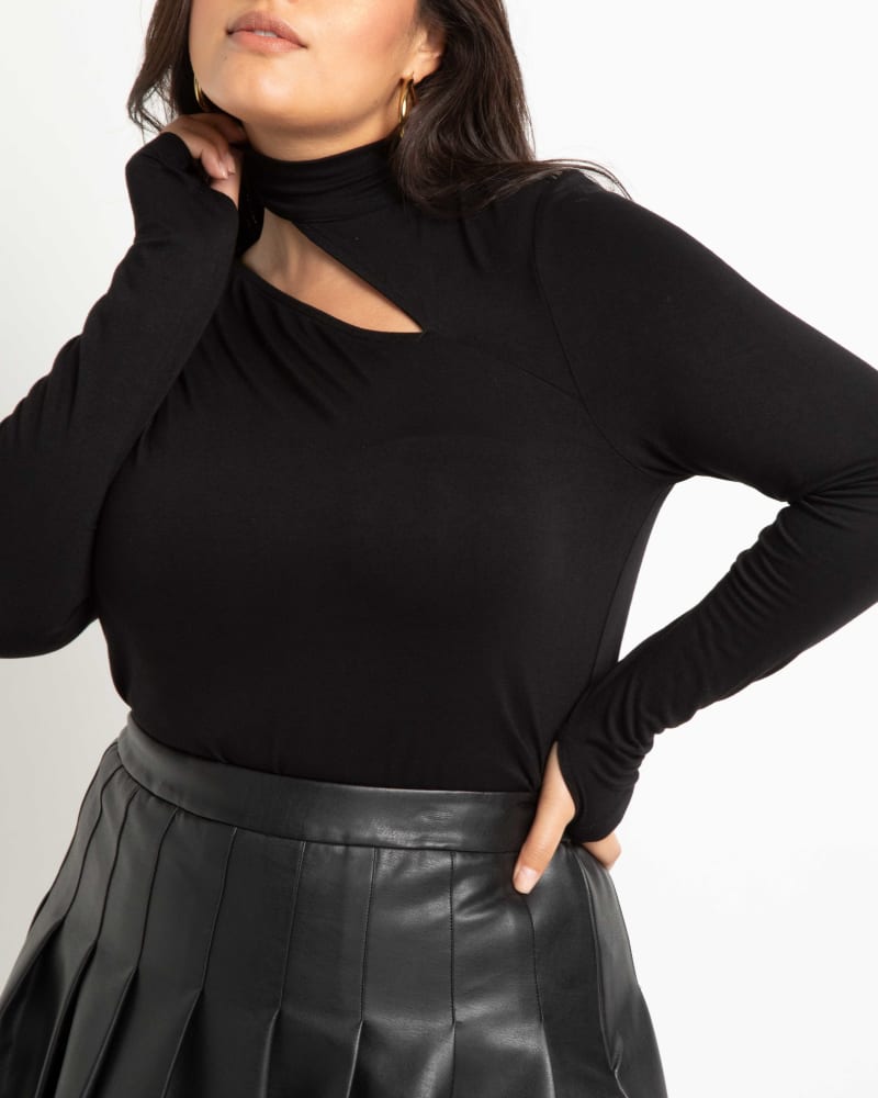 Front of a model wearing a size 14/16 Evie Cutout Top With Thumbholes in Totally Black by ELOQUII. | dia_product_style_image_id:236740